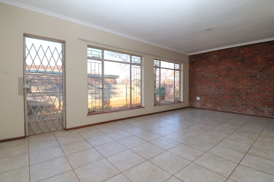 To Let 2 Bedroom Property for Rent in Meiringspark North West